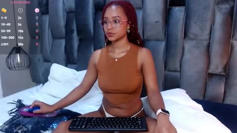 Snapshot of lorena_vieira_ chatting on 12-29-24, 06:45 Lorena Vieira  online show from 12-29-24, 06:45