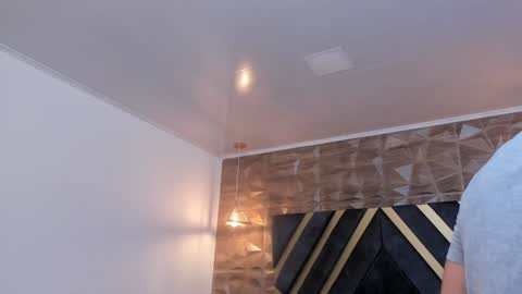  L O R E N Z O  Thumbs Up help  online show from 12-27-24, 11:42