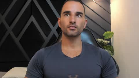  L O R E N Z O  Thumbs Up help  online show from 01-10-25, 05:34