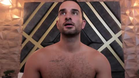  L O R E N Z O  Thumbs Up help  online show from 02-19-25, 09:25