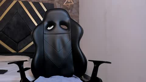  L O R E N Z O  Thumbs Up help  online show from 03-06-25, 09:42