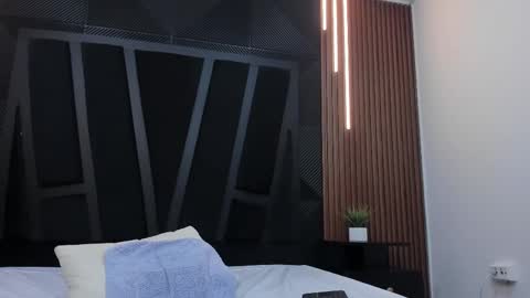  L O R E N Z O  Thumbs Up help  online show from 03-10-25, 09:40