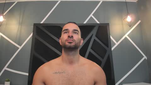  L O R E N Z O  Thumbs Up help  online show from 10-04-25, 11:08