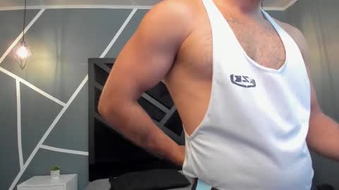  L O R E N Z O  Thumbs Up help  online show from 10-06-25, 05:32