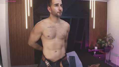  L O R E N Z O  Thumbs Up help  online show from 01-17-26, 06:00