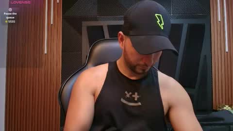  L O R E N Z O  Thumbs Up help  online show from 04-23-26, 04:42