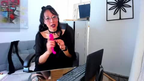 Snapshot of loretta_fraser chatting on 05-26-26, 01:07 loretta_fraser online show from 05-26-26, 01:07