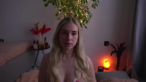 Snapshot of lorrie_love_story chatting on 09-14-25, 09:19 Lorrie online show from 09-14-25, 09:19