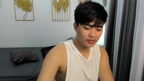 Snapshot of louie_cute_asian chatting on 02-21-25, 04:18 Kylie online show from 02-21-25, 04:18