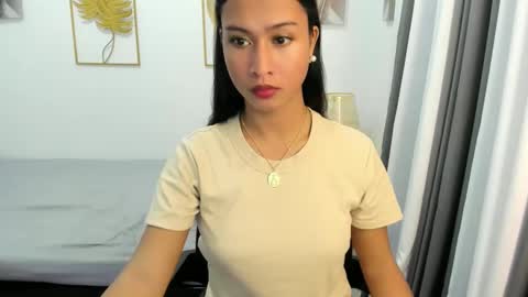 Snapshot of louie_cute_asian chatting on 03-11-25, 10:07 Kylie online show from 03-11-25, 10:07