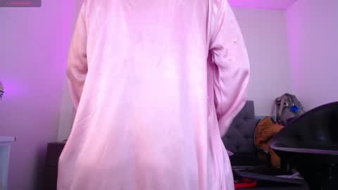 Snapshot of louise_nails chatting on 01-15-25, 08:58 LouIse online show from 01-15-25, 08:58