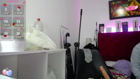 Snapshot of louise_nails chatting on 09-09-25, 11:43 LouIse online show from 09-09-25, 11:43