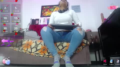 Snapshot of louise_nails chatting on 09-15-25, 12:49 LouIse online show from 09-15-25, 12:49