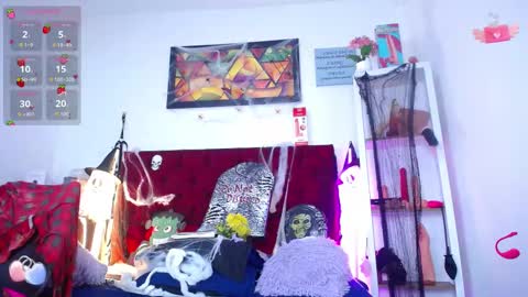 Snapshot of louise_nails chatting on 10-30-25, 12:28 LouIse online show from 10-30-25, 12:28