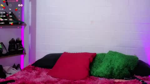 Snapshot of louise_nails chatting on 05-07-26, 04:45 LouIse online show from 05-07-26, 04:45
