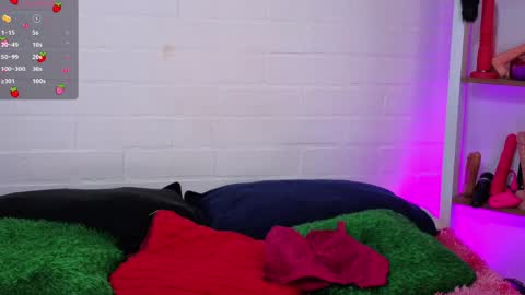 Snapshot of louise_nails chatting on 05-11-26, 06:27 LouIse online show from 05-11-26, 06:27