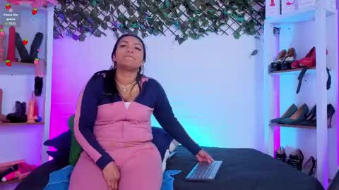 Snapshot of louise_nails chatting on 06-03-26, 04:23 LouIse online show from 06-03-26, 04:23
