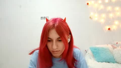 Snapshot of lourdesauerswald chatting on 12-17-25, 05:13 EVA online show from 12-17-25, 05:13