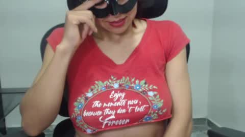 Snapshot of love_gatubela chatting on 02-22-25, 01:00 Nina online show from 02-22-25, 01:00