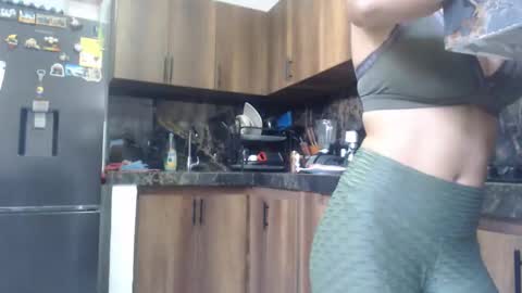 Snapshot of love_gatubela chatting on 10-01-25, 04:57 Nina online show from 10-01-25, 04:57