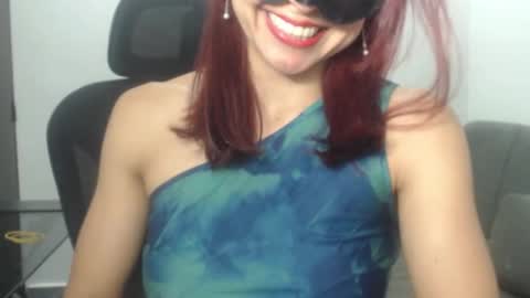 Snapshot of love_gatubela chatting on 10-14-25, 01:17 Nina online show from 10-14-25, 01:17