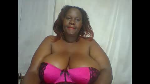 Snapshot of lovebigmelon chatting on 11-01-25, 01:40 Lynn online show from 11-01-25, 01:40