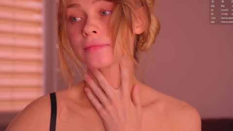 Snapshot of lovellynelly chatting on 11-11-25, 01:22 Nelly online show from 11-11-25, 01:22