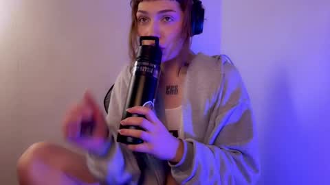 Snapshot of lovelorn_ chatting on 01-26-25, 05:45 Elsa online show from 01-26-25, 05:45