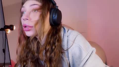 Snapshot of lovelorn_ chatting on 02-22-25, 04:40 Elsa online show from 02-22-25, 04:40