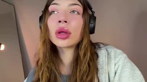 Snapshot of lovelorn_ chatting on 03-12-25, 04:30 Elsa online show from 03-12-25, 04:30