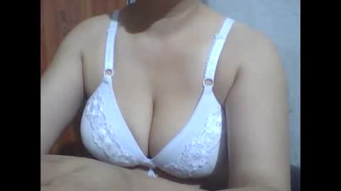 Snapshot of lovely_sweet_girl chatting on 10-24-25, 01:57 katrina follow me guys online show from 10-24-25, 01:57