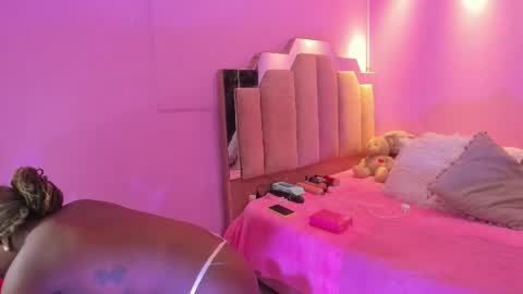 L O V E  online show from 01-11-26, 12:10