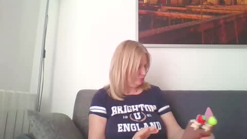 Marlyn online show from 02-04-25, 02:43