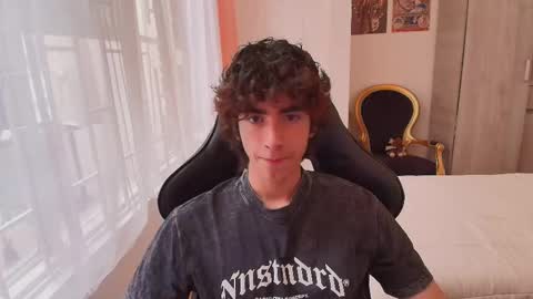 Snapshot of lucas_xo chatting on 10-23-25, 09:35 lucas_xo online show from 10-23-25, 09:35