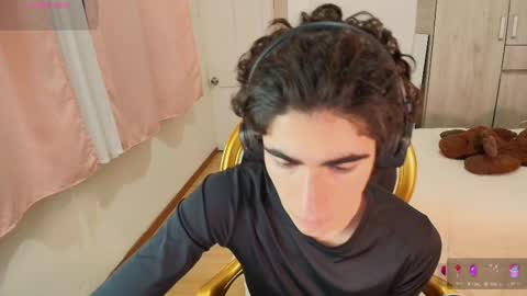 Snapshot of lucas_xo chatting on 11-12-25, 12:44 lucas_xo online show from 11-12-25, 12:44