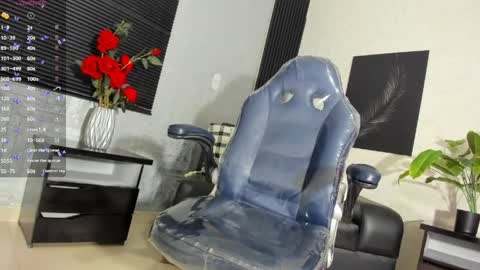 L U C I A online show from 04-12-26, 12:43