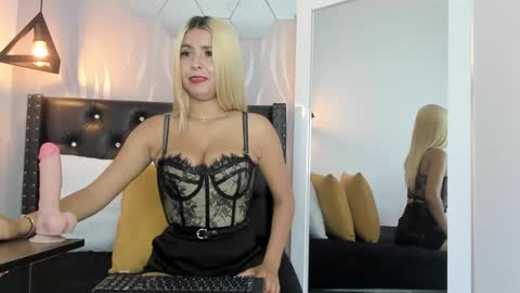 Snapshot of lucia_rios chatting on 10-05-25, 01:31 Lucia online show from 10-05-25, 01:31