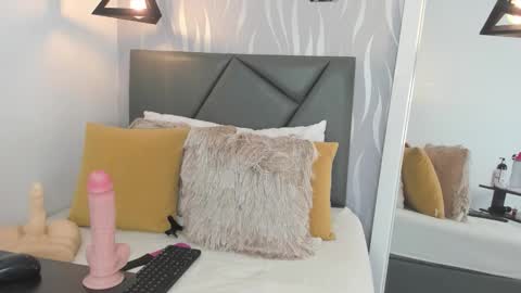 Snapshot of lucia_rios chatting on 11-29-25, 06:44 Lucia online show from 11-29-25, 06:44