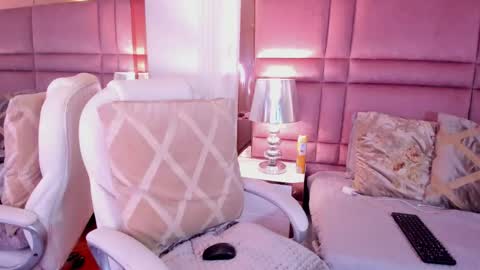 Snapshot of luciawallace chatting on 02-15-25, 06:44 lucia wallace online show from 02-15-25, 06:44