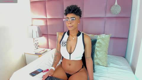 Snapshot of luciawallace chatting on 10-19-25, 12:44 lucia wallace online show from 10-19-25, 12:44