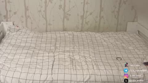 Snapshot of lucie_hot chatting on 09-24-25, 06:55 Lucie hot follow me on online show from 09-24-25, 06:55