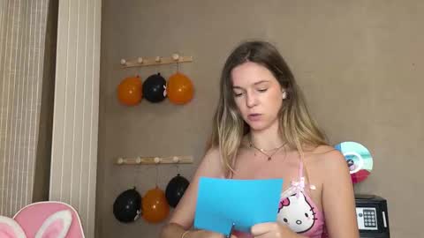 Snapshot of lucie_hot chatting on 10-19-25, 08:48 Lucie hot follow me on online show from 10-19-25, 08:48