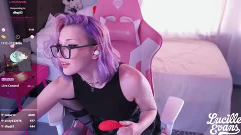 Snapshot of lucille_evans chatting on 11-26-25, 04:35 Lucy UwU online show from 11-26-25, 04:35