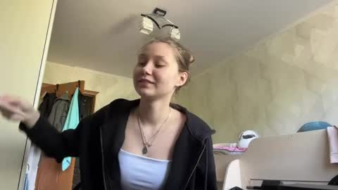 Snapshot of lucindascercy chatting on 05-10-26, 06:18 Maya online show from 05-10-26, 06:18