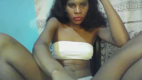 Snapshot of luckymadequeen chatting on 01-16-25, 03:45 Gloria online show from 01-16-25, 03:45