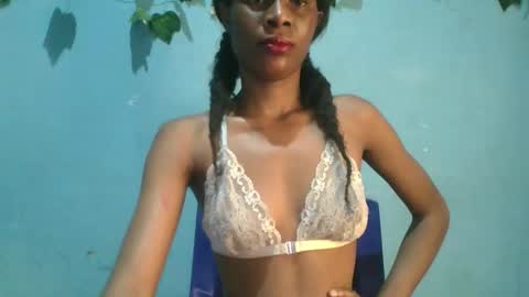 Snapshot of luckymadequeen chatting on 11-20-25, 04:56 Gloria online show from 11-20-25, 04:56