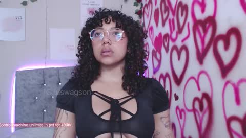 Snapshot of luckyswagson chatting on 10-06-25, 11:46 Luanis online show from 10-06-25, 11:46