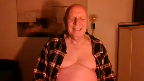 Snapshot of luclovestops chatting on 11-18-25, 04:17 Luclostops online show from 11-18-25, 04:17