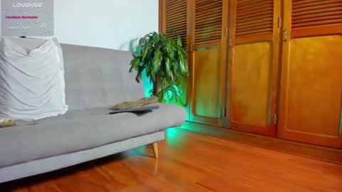 Hello my name is Lucy nice to meet you  thumb up is important for me kisses     online show from 01-28-25, 01:18