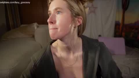 Lucy. online show from 09-29-25, 03:44